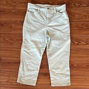 Gloria Vanderbilt All-Around Slimming Effect Light Tan Capris